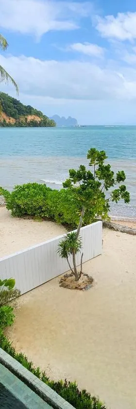 Luxury Beachfront AMANA Villa 4 Br at Ta-Ke Residence A，位于普吉镇的酒店