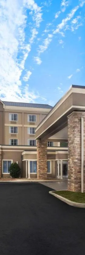 Country Inn & Suites by Radisson Asheville Downtown Tunnel Road，位于阿什维尔的酒店