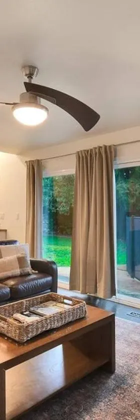 The Charming Home with a Pool，位于尤巴城的酒店