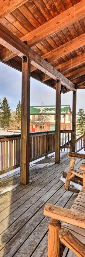 Off The Beaten Path Cabin with Mtn Views and Hot Tub，位于雷德洛治的酒店