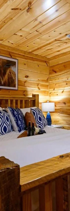 Bison Boot Lodge & Tipi - Hot Tub - Fireplace，位于布罗肯鲍的酒店