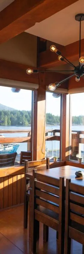 Waterfront Condo in Ucluelet，位于尤克卢利特的酒店