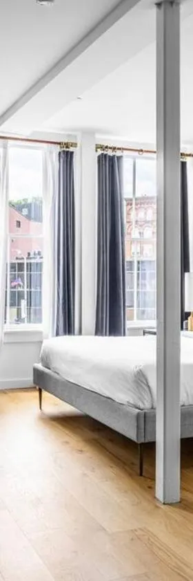 The Phenix Historic DTWN Hotel, King Bed, Pickering Square View, Room # 301，位于班戈的酒店
