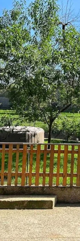Maison au sein d'une ferme，位于Rahling的酒店