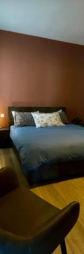 Airport Accommodation Bedroom with your own private Bathroom Self Check In and Self Check Out Air-condition Included，位于Mqabba的酒店