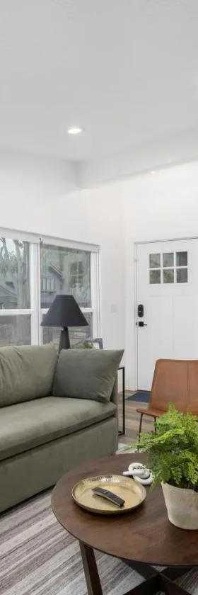 Renovated 2BR 1BA Flat Close to 25th Street Fun，位于奥格登的酒店