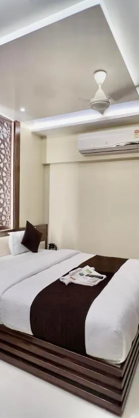 HOTEL REST INN，位于苏拉特的酒店