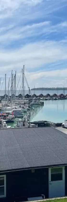 Charming holiday home on the harbour (5 persons)，位于勒兹维的酒店