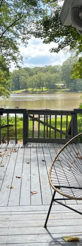Waterfront Luxury on Lake Sinclair with Wraparound Deck,and Fireplace，位于Eatonton的酒店