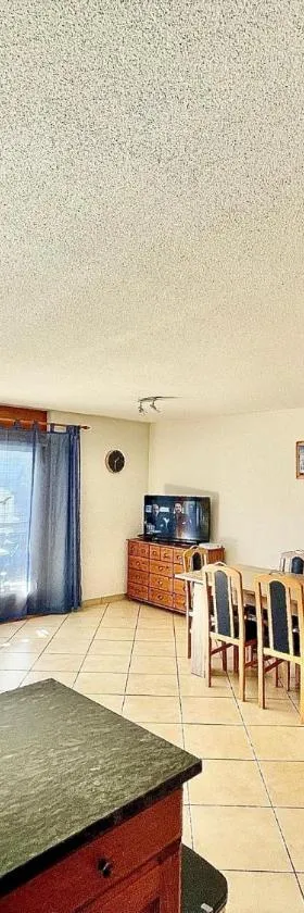 Ovronnaz La Roussane Appartement Spacieux et Confortable，位于奥瓦伦纳茨的酒店