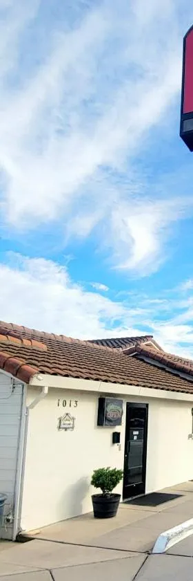 Soledad Motel 8，位于索莱达的酒店