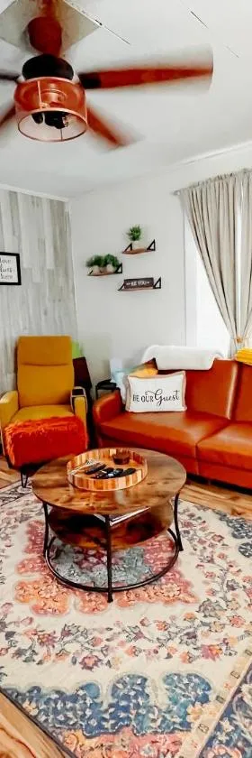 Giggling Creek Cottage - BedJet! King Sized! Gazebo, 45 Acres, Arcades, Nintendo, more，位于Henry的酒店