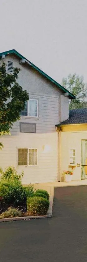 Creekside Inn & Suites，位于威利茨的酒店