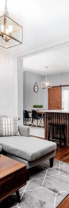Home 4/ King Beds - Large Garage by StayStLouis，位于Soulard的酒店
