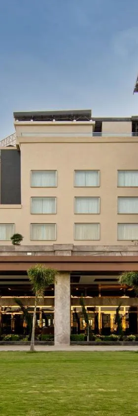 Sarovar Portico Sonipat，位于Rāi的酒店