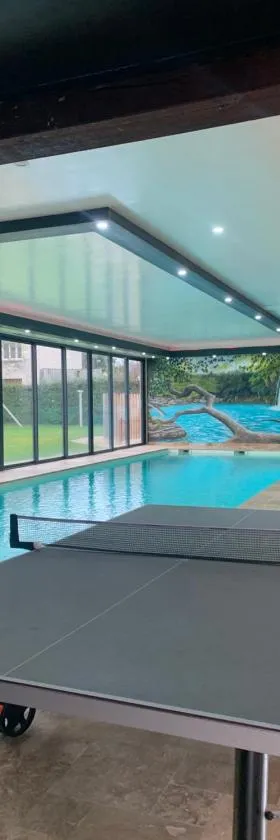 Cottage piscine intérieure31degrés ZOO LA FLECHE24H du Mans，位于Clermont-Créans的酒店