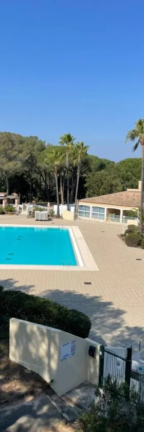 Studio cabine vu sur piscine，位于Valescure的酒店