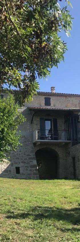 Le Mas Vivarés，位于Lablachère的酒店