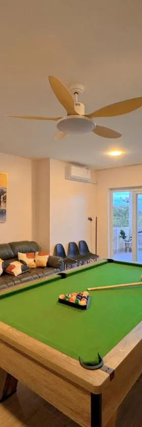 Billiards And Karaoke, Free Pickup，位于Sengkuang的酒店