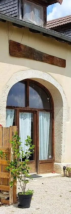 Les cabanes de pellier，位于Charcier的酒店