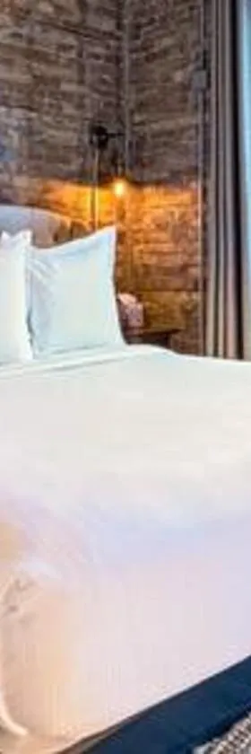 Hip Urban Loft - Small Town Charm - 124 LOFTS #1，位于西邓迪的酒店