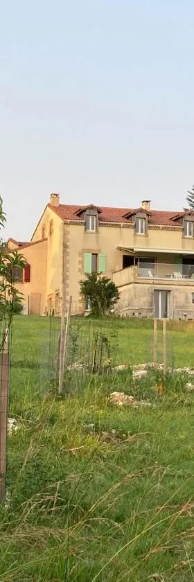 Rez-de-jardin 3 pièces avec jolie vue，位于Plazac的酒店