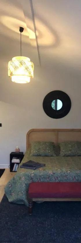 Chambre indépendante Charbonnières Les Bains，位于沙博尼耶尔莱班的酒店