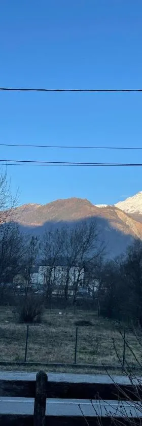 au pied de la vallée，位于Saint-Étienne-de-Cuines的酒店