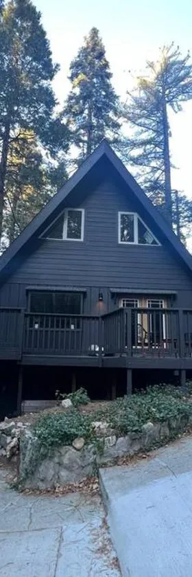 Lake Arrowhead Lux Black Cabin，位于箭头湖的酒店