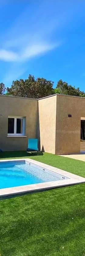 Villa 120m2 accès PMR piscine chauffée et jacuzzi，位于Orgnac-lʼAven的酒店