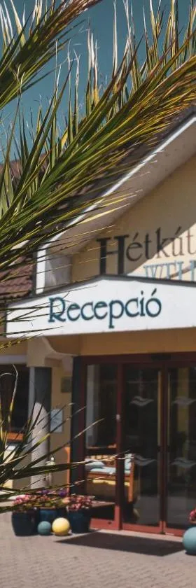 Hétkúti Wellness Hotel，位于莫尔的酒店