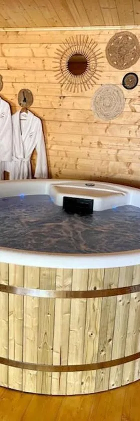 L'Enseigne -Location de 2 chalets privatifs avec Spa，位于Venizel的酒店
