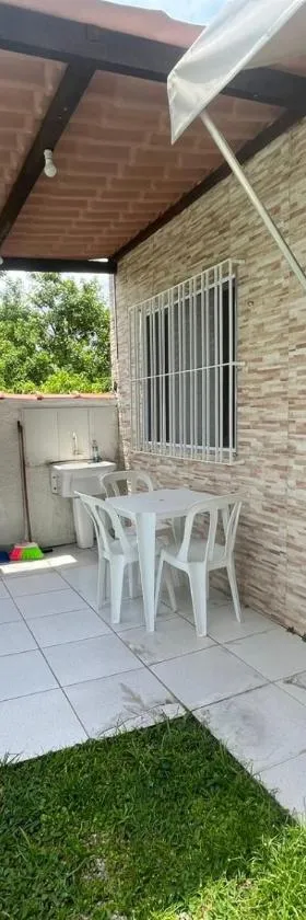 Casa aconchegante a 5min a pé da praia de Boracéia!，位于博拉塞亚的酒店