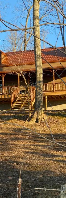 Lakeside Cabin Hot tub close to Ark Encounter，位于Corinth的酒店