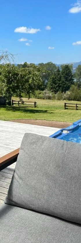 Lake Holiday Home - Spa & Views，位于Mangakino的酒店
