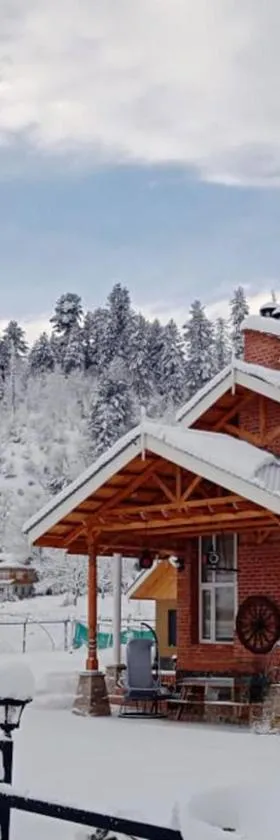 StayVista at Suroor with Central Heating in Tangmarg，位于Tangmarg的酒店