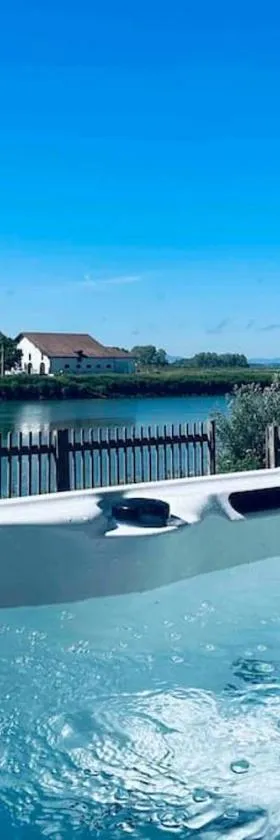 Gîte de charme au bord de la rivière avec spa，位于Port-de-Lanne的酒店