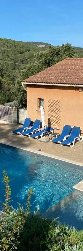 LA O'LISO Gorges de l'Ardèche gîte 4 places avec piscine à 5mn du Pont d Arc，位于萨拉瓦的酒店
