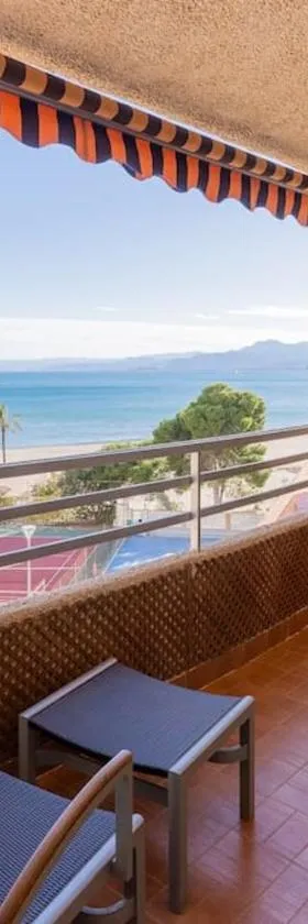 Seaview Getaway: Beach Access, Pool & Tennis Court，位于法罗德卡勒拉的酒店