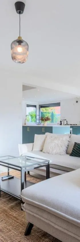 Beautiful 4 bedroom house with parking and garden，位于瓦斯凯勒的酒店