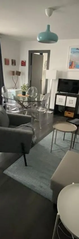 Appartement privé 2 pièces 42m proche centre，位于希尔蒂盖姆的酒店