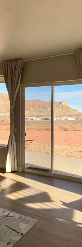 Page Arizona border town- Crimson Suite, Desert Canyon Getaway with views，位于比格沃特的酒店