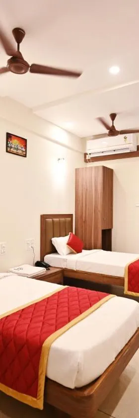 Hotel Rays Inn and Pegs Family Restaurant，位于Dharmastala的酒店