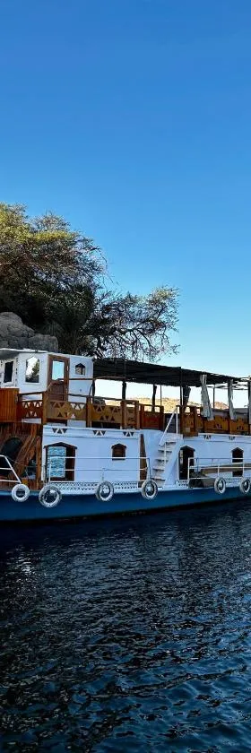 Houseboat Hotel and Nile Cruises Zainoba，位于Nag` el-Ramla的酒店