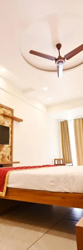 Hotel Rays Inn Boarding and Lodging，位于Guruvayanakere的酒店