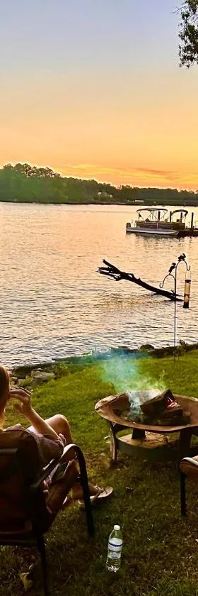 Serenity View Lakeside Retreat on Lake Murray, SC，位于Lake Murray Shores的酒店