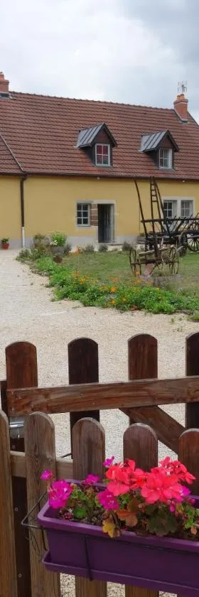 Datcha Bourguignonne, Chambres & Gîte，位于Maconge的酒店