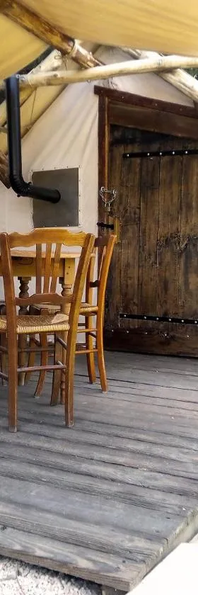 Tente Trappeur Ada, Au jardin de la Vouivre，位于Saint-Vincent-en-Bresse的酒店