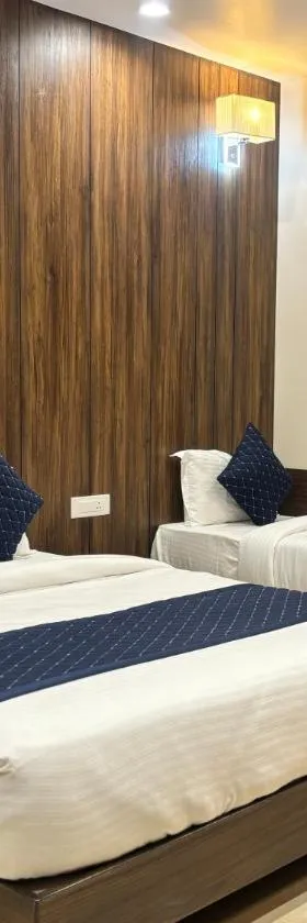 Maruti Group of Hotels - The Shivam，位于纳特杜瓦拉的酒店