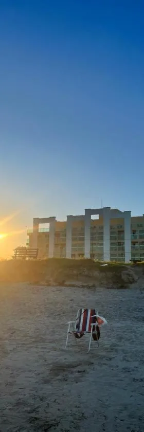 Lindo Studio Matinhos Prédio na beira mar.，位于Matinhos的酒店